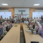 Dosen dan tenaga kependidikan Fakultas Kesehatan Masyarakat Universitas Hasanuddin berfoto bersama usai pelaksanaan Pra Rapat Kerja I Tahun 2026 di Aula Prof. Dr. dr. H. M. Rusli Ngatimin, MPH, Selasa (10/3/2026), sebagai bagian dari penguatan perencanaan kinerja berbasis Rencana Strategis (Renstra) dan Indikator Kinerja Utama (IKU) fakultas.